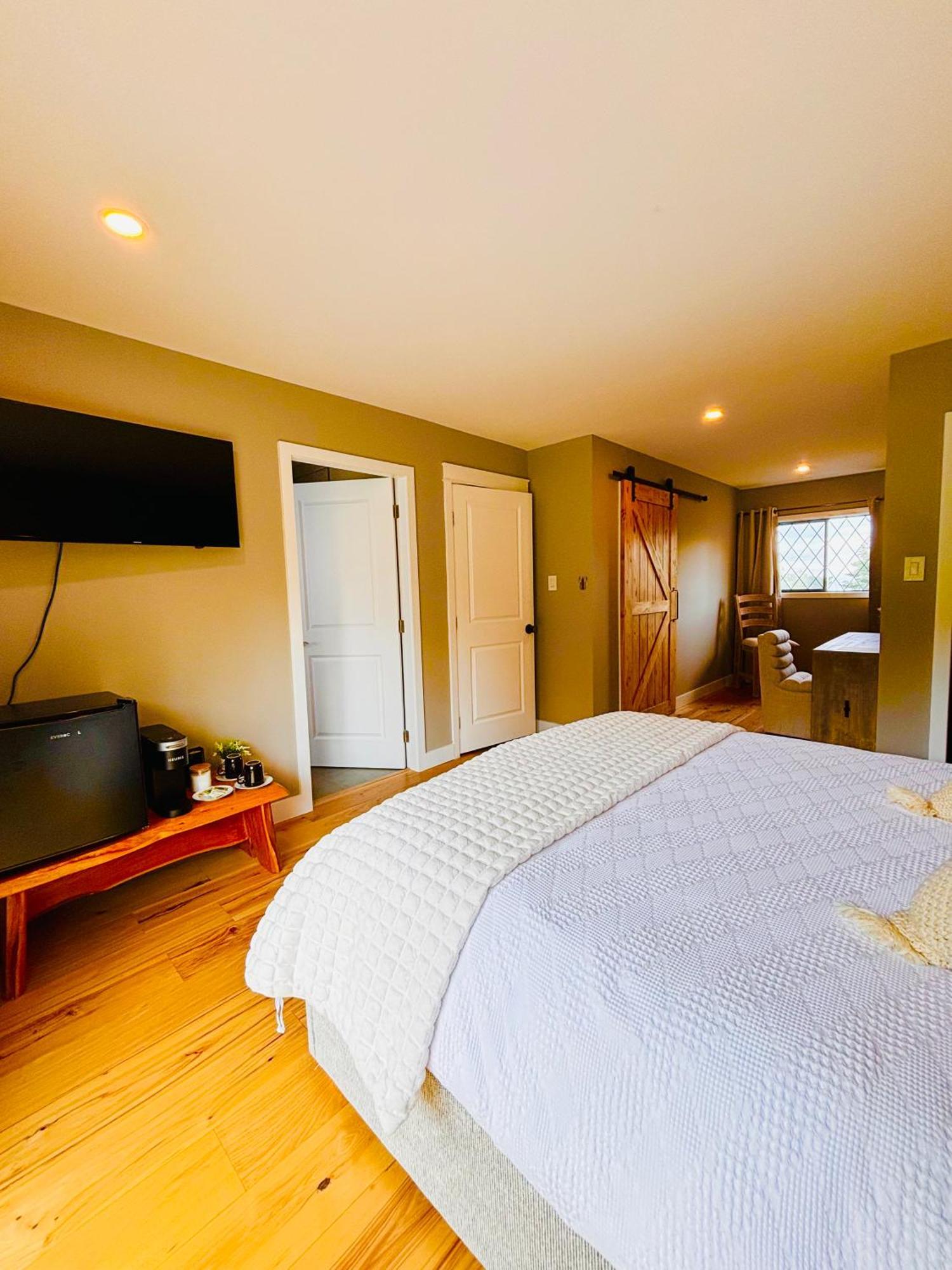 Oceanside Manor - Fancy Room - Golf Course & Beach View Qualicum Beach Exterior photo